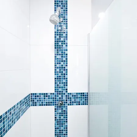 אכסניה Colorblind