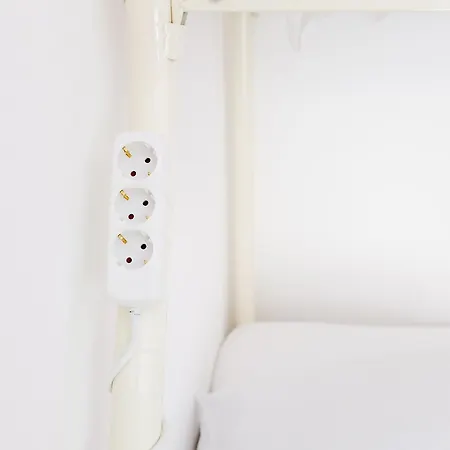 Colorblind אכסניה